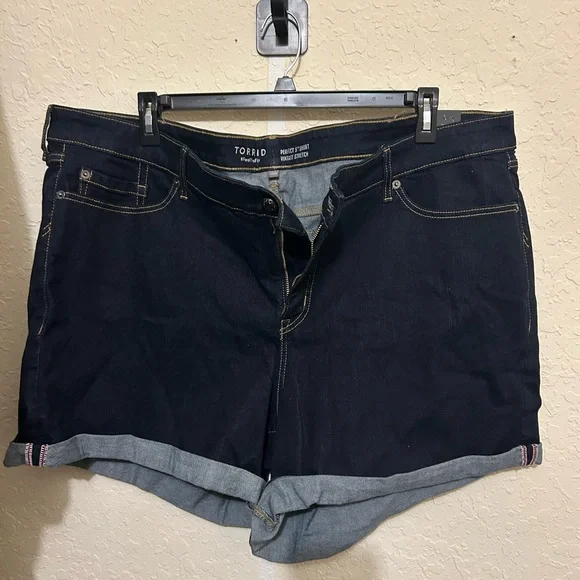 Torrid 5 Inch Perfect Boyfriend Vintage Stretch Mid-Rise Short NWT Size 26 - Picture 2 of 3